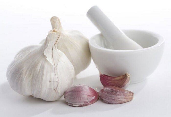 Garlic is a popular remedy for worms in adults